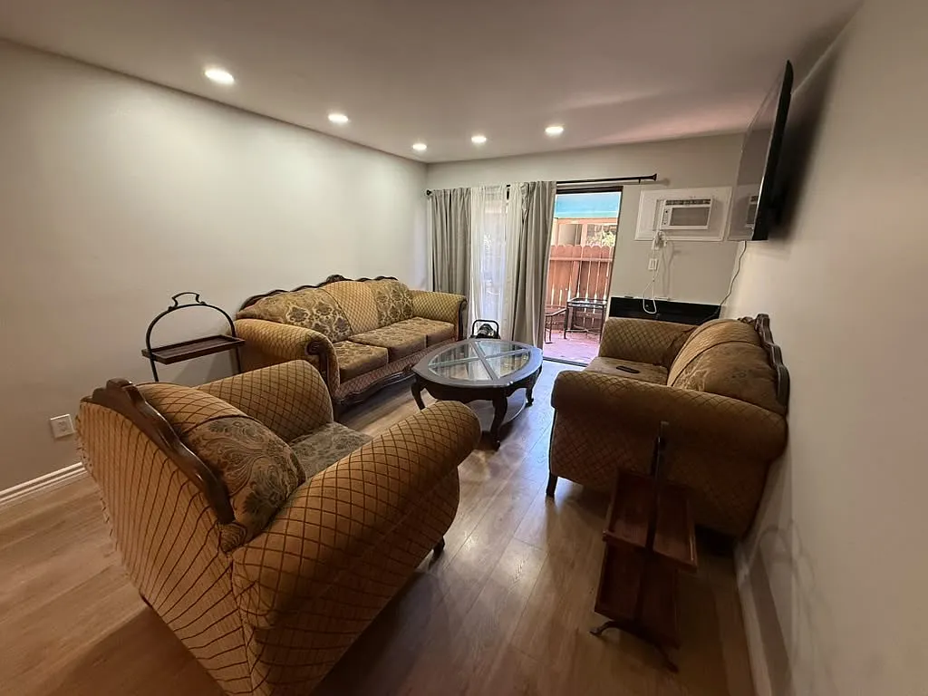 1 bed, 667 sqft, $1,950 — Photo 3