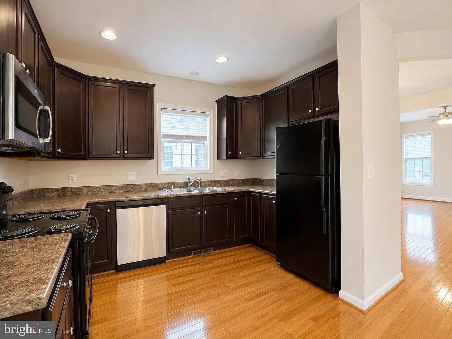 3 bed, 3.5 bath, 2096 sqft, $2,250 — Photo 4
