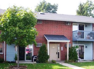 717 N Mill St APT 1D, McHenry, IL 60050