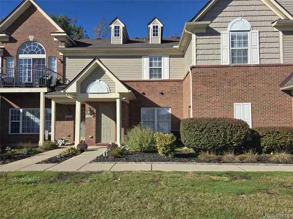 27605 Hidden Oaks Dr, Brownstown, MI 48183