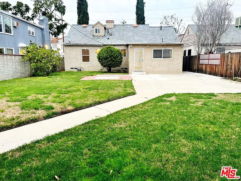 14744 Magnolia Blvd — Photo 26