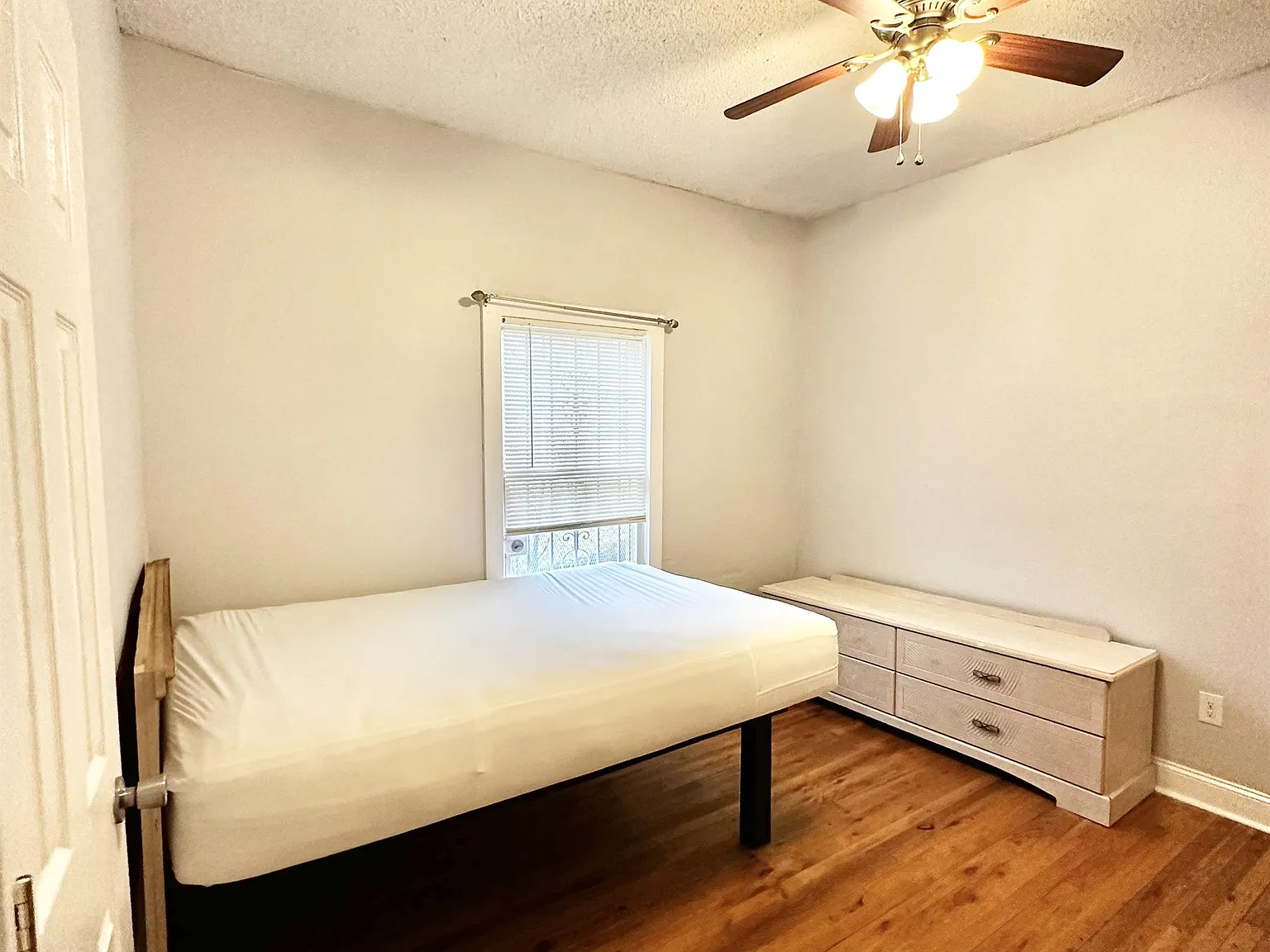6 bed, 1684 sqft, $775 — Photo 3