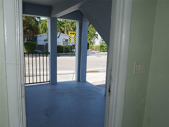 5th image of 1131 N Rosemary Ave