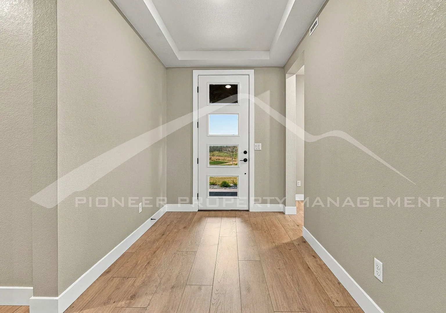Spacious Home with Washer/Dryer and 3 Car Garage — Photo 2