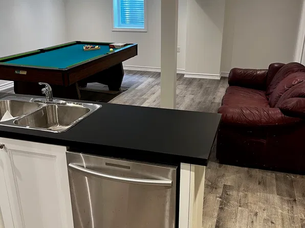 328 Salisbury Ln #Basement, Newmarket, ON L3Y 8A6