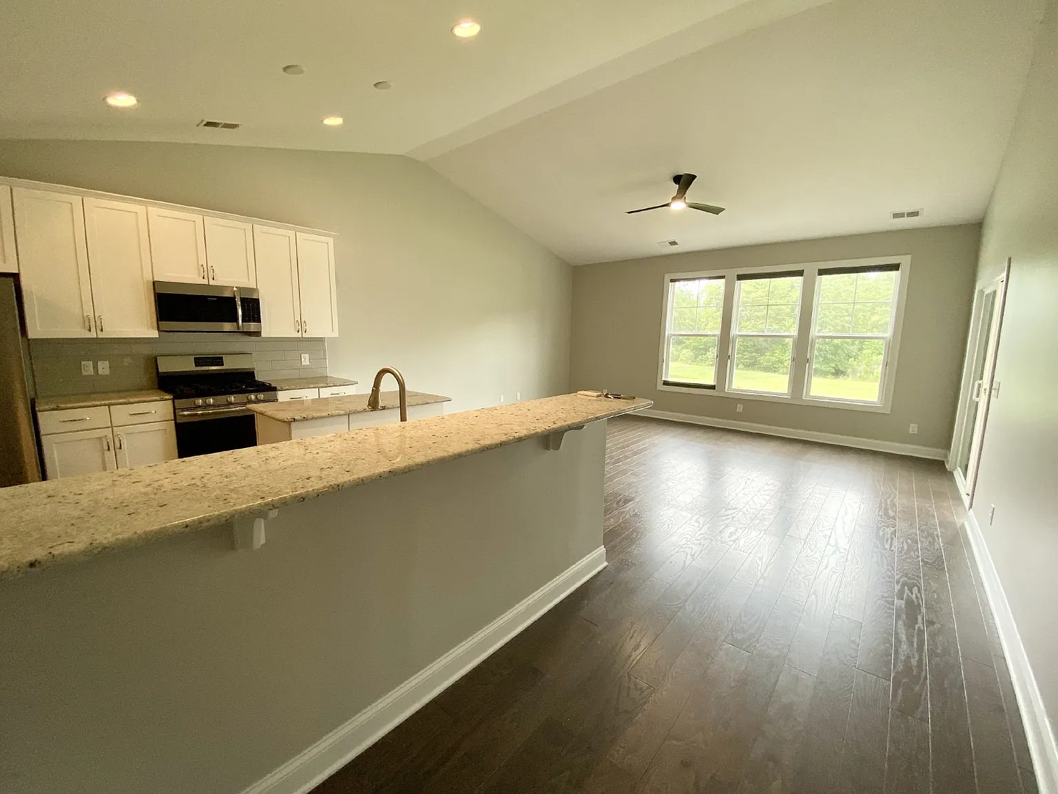 3 bed, 3.0 bath, 1806 sqft, $2,595 — Photo 3