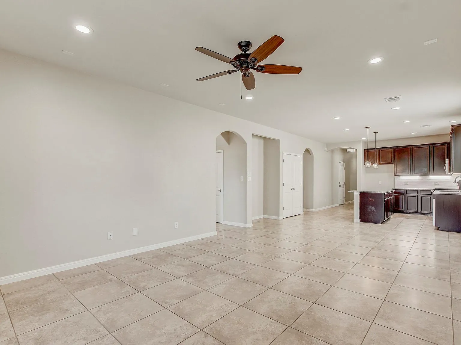 4 bed, 3.0 bath, 2525 sqft, $2,300 — Photo 4