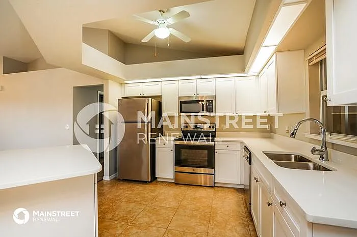 4 bed, 2.0 bath, 1712 sqft, $2,320 — Photo 3