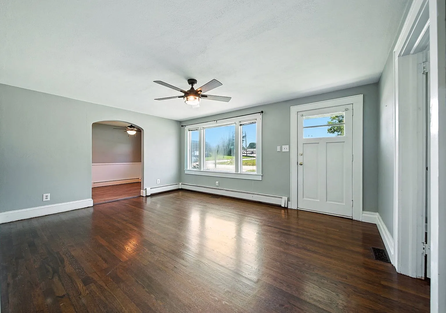 Charming 3 bed /2 bath Bungalow on Spacious Corner Lot — Photo 2