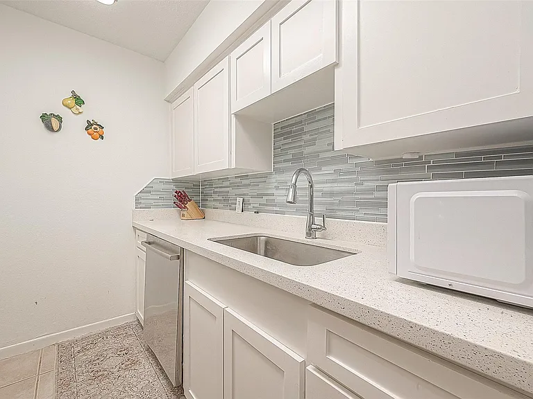 2201 Fountain View Dr #9 — Photo 17