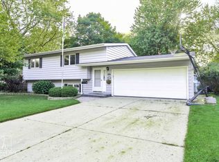 696 Wiltshire Ct, Crystal Lake, IL 60014