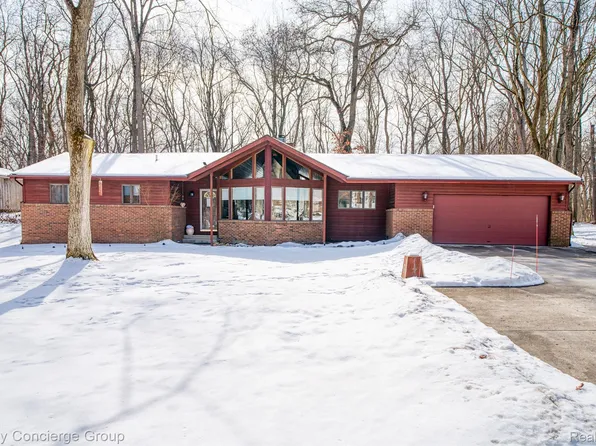 7170 Cowell Rd, Brighton, MI 48116