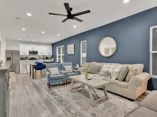 1117 N Bishop Ave, Dallas, TX