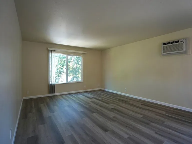 RIV511-525 — Photo 9