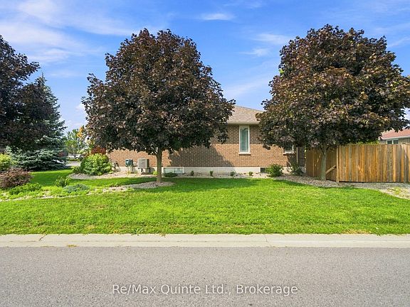 3rd image of 31 Essex Dr