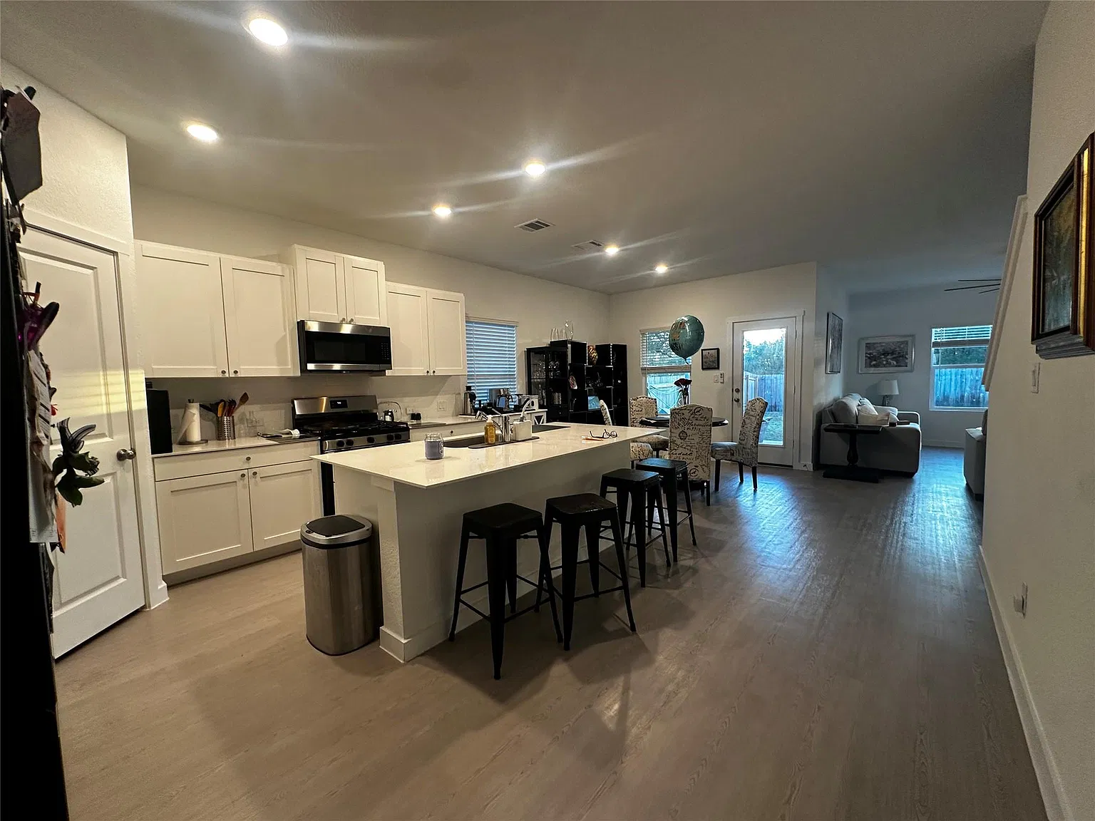 4 bed, 2.5 bath, 2500 sqft, $2,500 — Photo 2