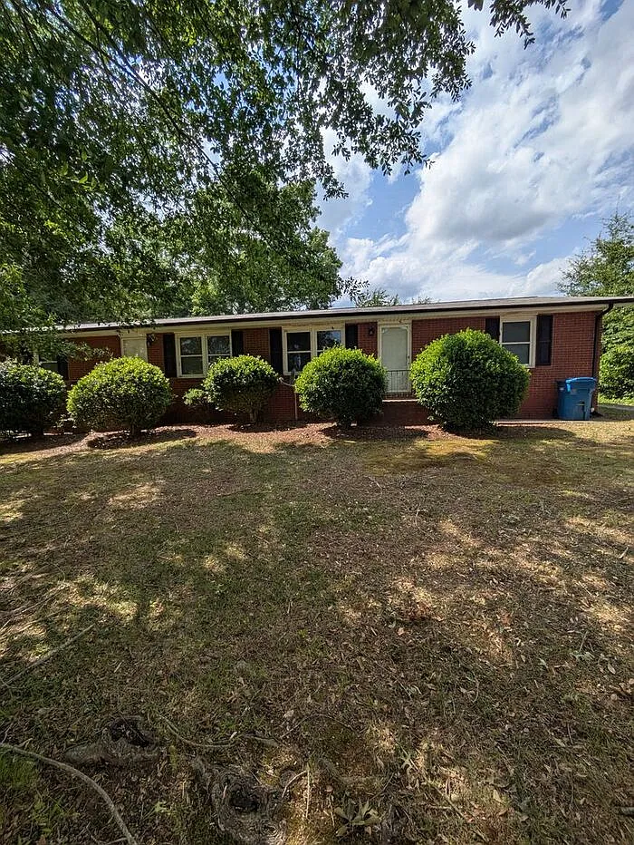 2 bed, 1.0 bath, 900 sqft, $1,095 — Photo 1