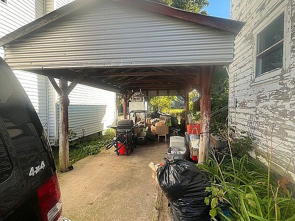 Carport/Driveway 