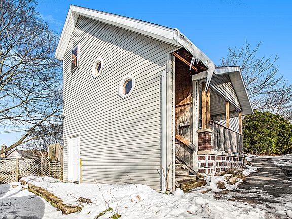 4th image of 119 Grove St NE