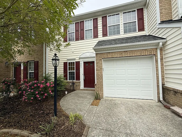 205 Emily Ln — Photo 2