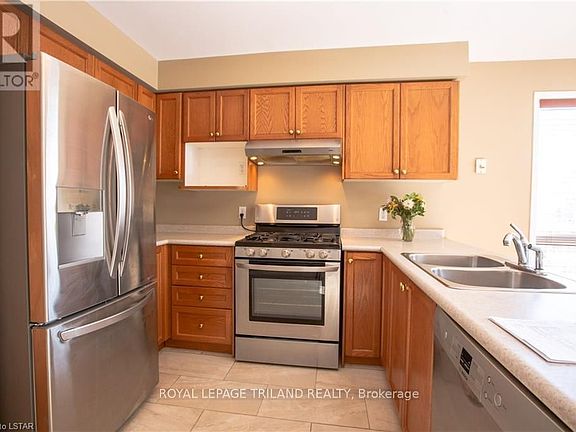 5th image of 905 Redoak Ave