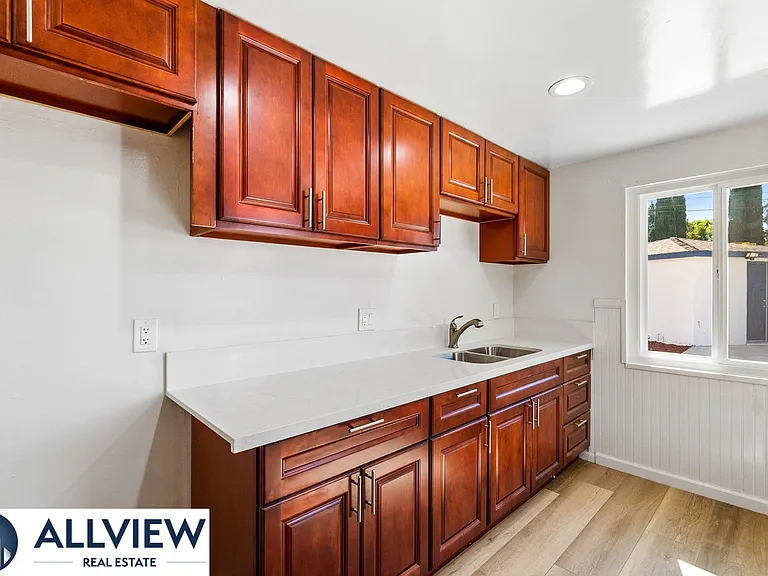 452 South Shaffer Street — Photo 7