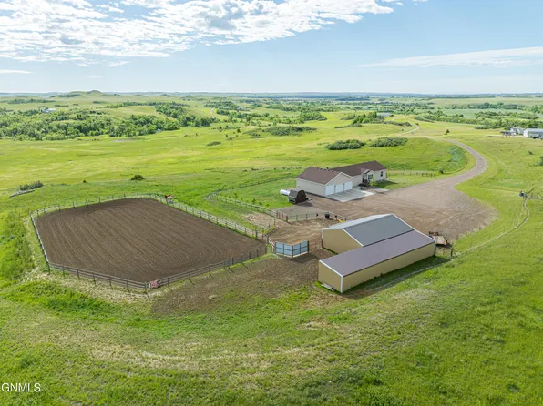 2463 High Country Dr N, Mandan, ND 58554