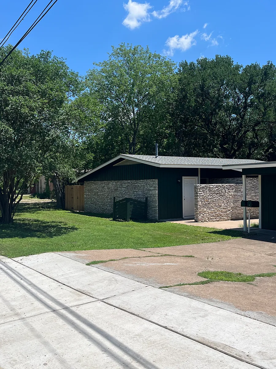 Building Photo - 2305 Western Trails Blvd #B