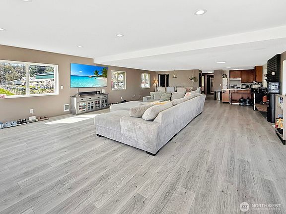 3rd image of 9025 67th Avenue NE