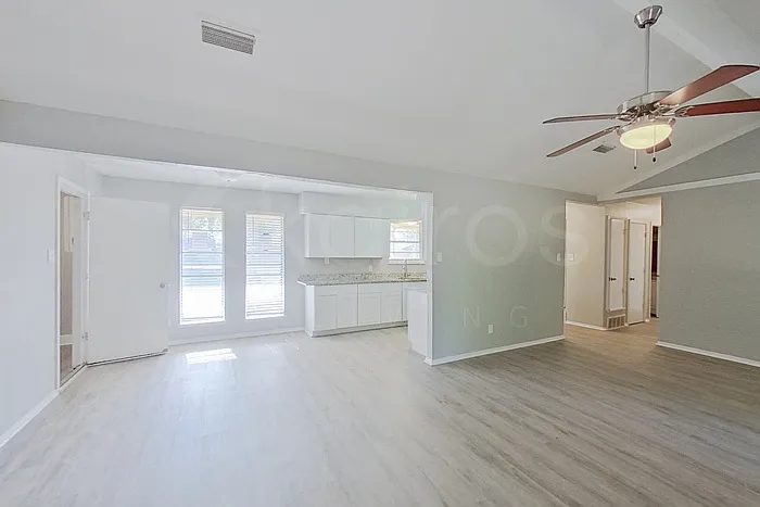 168 Creekview Dr E — Photo 3