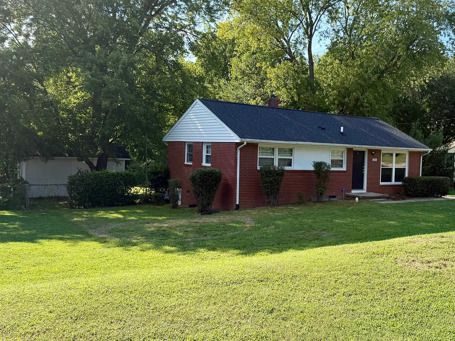 3 bed, 1000 sqft, $1,800 — Photo 2