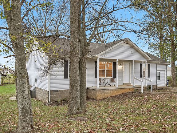 3rd image of 413 Applewood Ln
