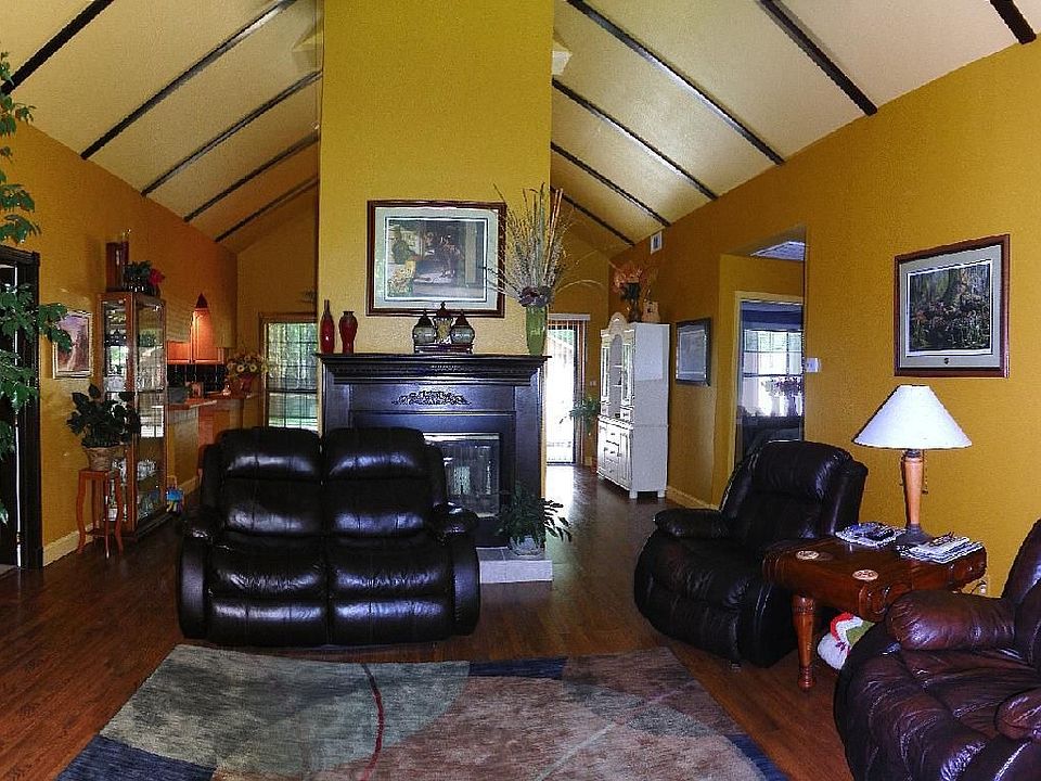 2nd image of 1112 W Gum St