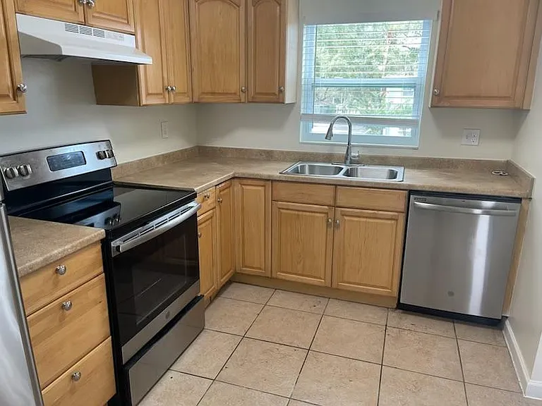 2820 Somerset Park Dr #201 — Photo 6
