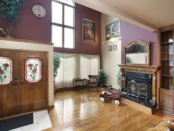 Dramatic 2-story ceilings in the living room