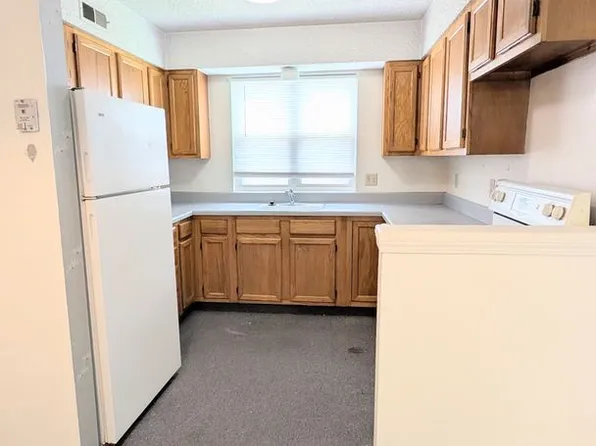 Coventry 1704, 1704 E 24th Ave APT 3, Hutchinson, KS 67502