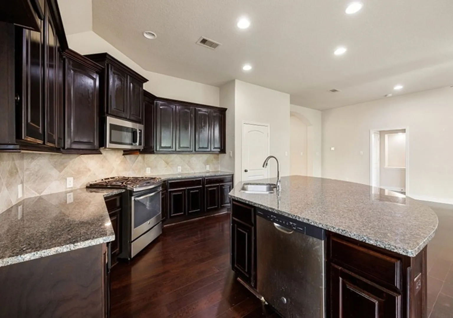 Spacious 4BR House in San Antonio — Photo 1