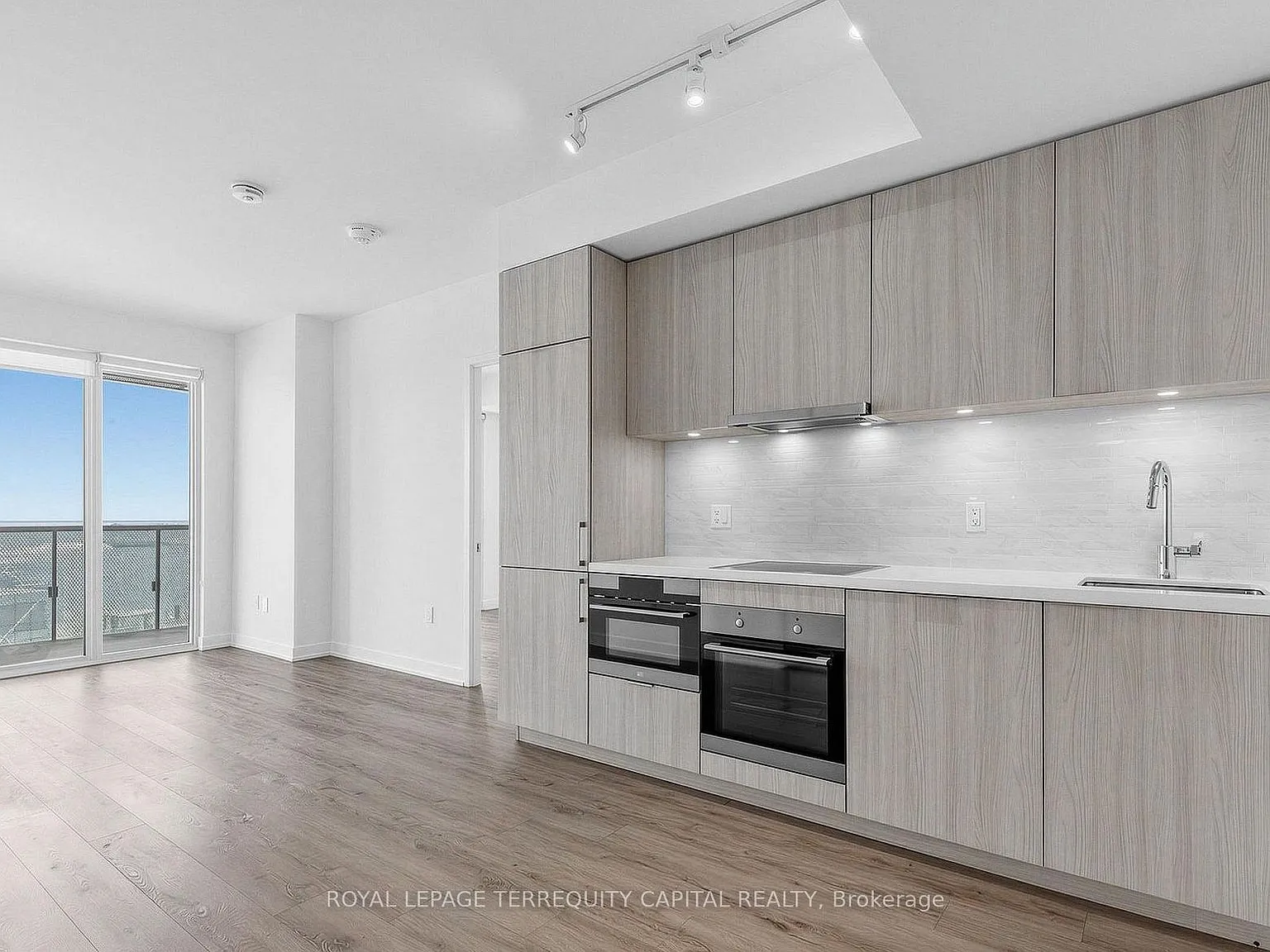 15 Queens Quay E — Photo 2