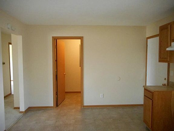 4th image of 121 E Broadway St