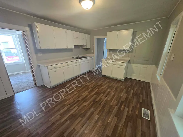 913 N Granger St — Photo 3
