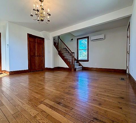 4th image of 103 Williamson St