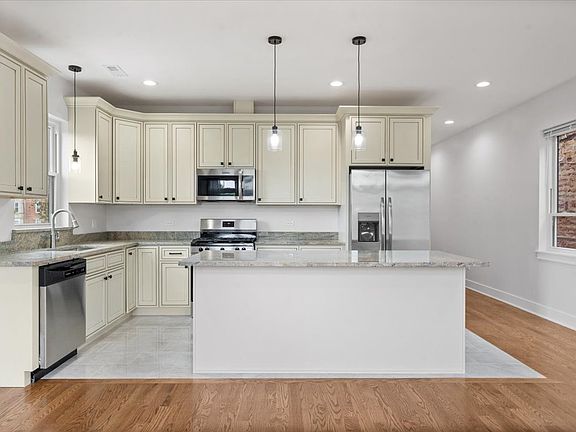 3rd image of 2821 W Walnut St