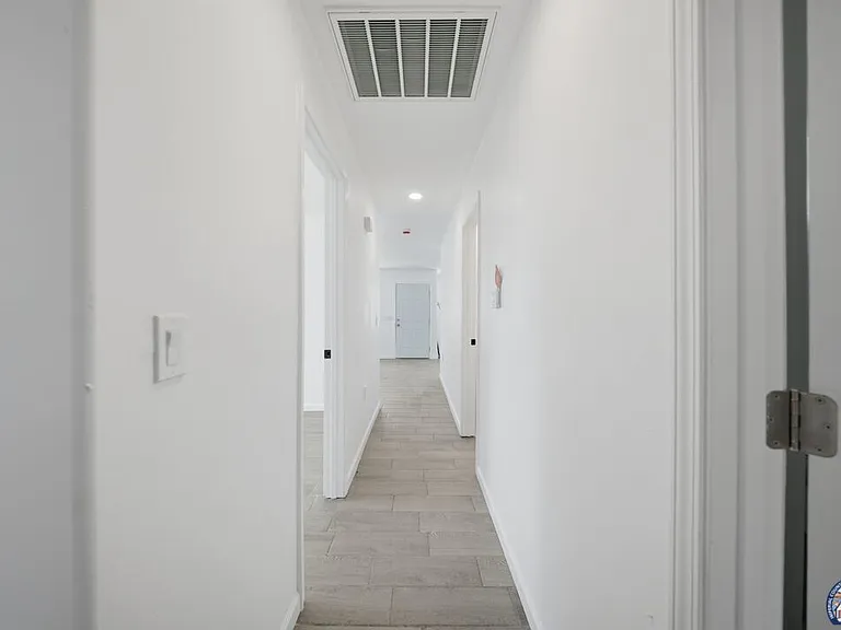 1077 Wozencraft St — Photo 22