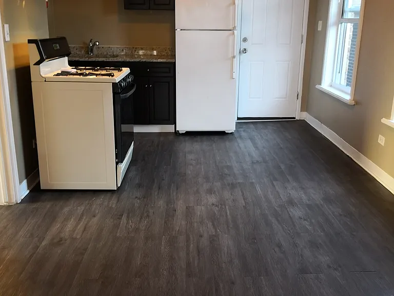 1237 W 31st Pl — Photo 1
