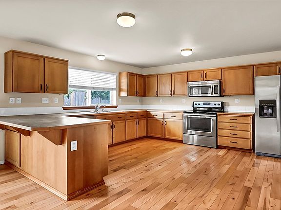 2nd image of 1904 199th Street E