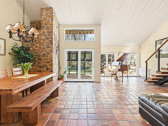 4th image of 40 Kennel Hill Dr