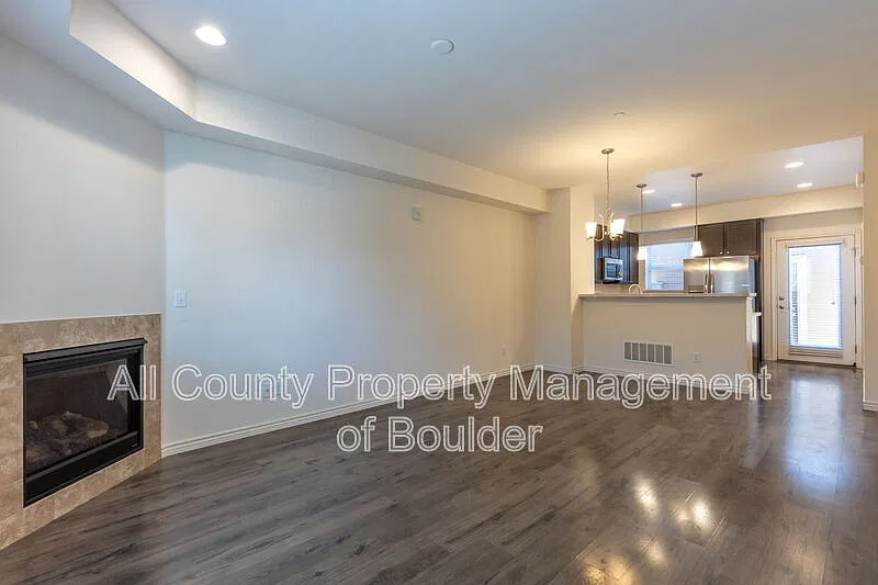3 bed, 4.0 bath, 1675 sqft, $2,300 — Photo 2