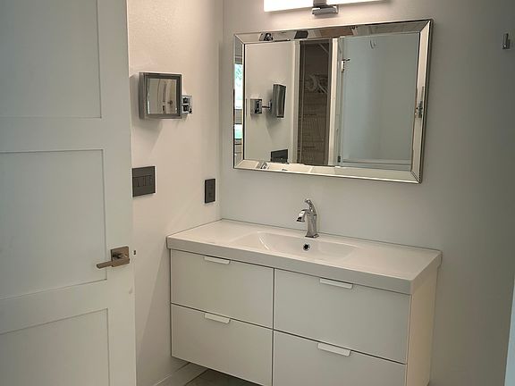 5th image of 306 Regina Ave S #1
