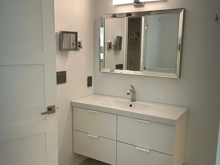 306 Regina Ave S #1 — Photo 5