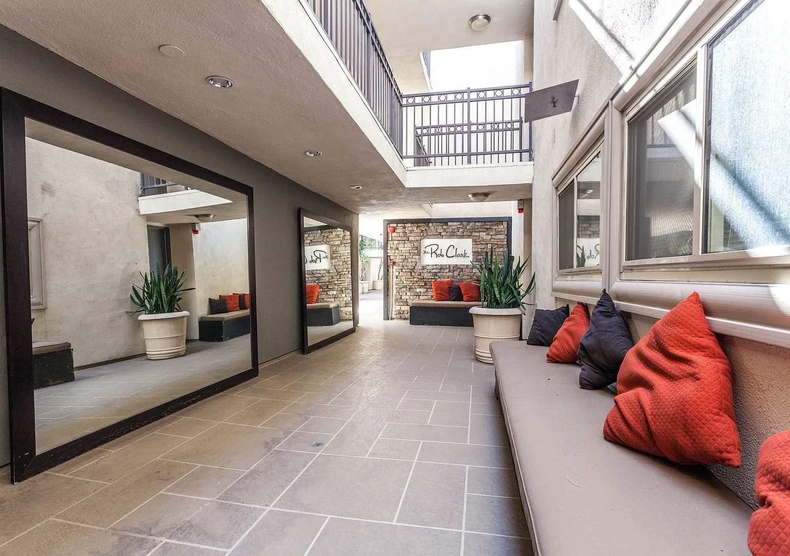 Enjoy one of the most walkable neighborhoods in LA — Photo 2
